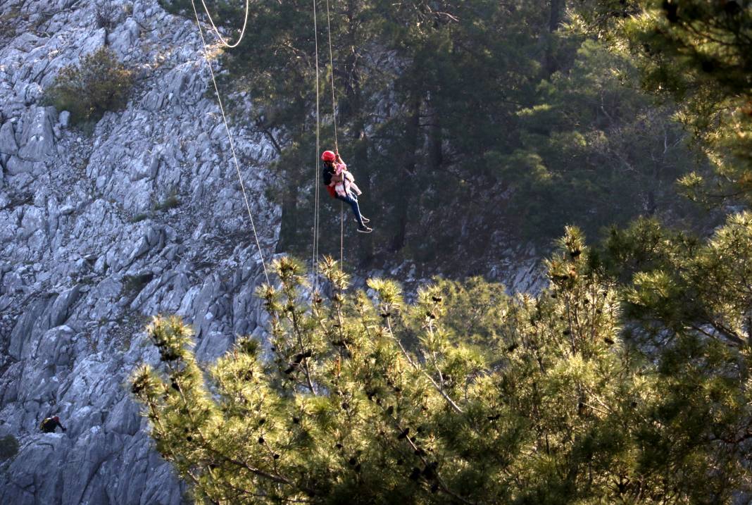 Antalya'daki Teleferik Kazasından Nefes Kesen Görüntüler! Beşik Gibi Sallanan Kabinlerde Metrelerce Yükseklikte Zamanla Yarış 18